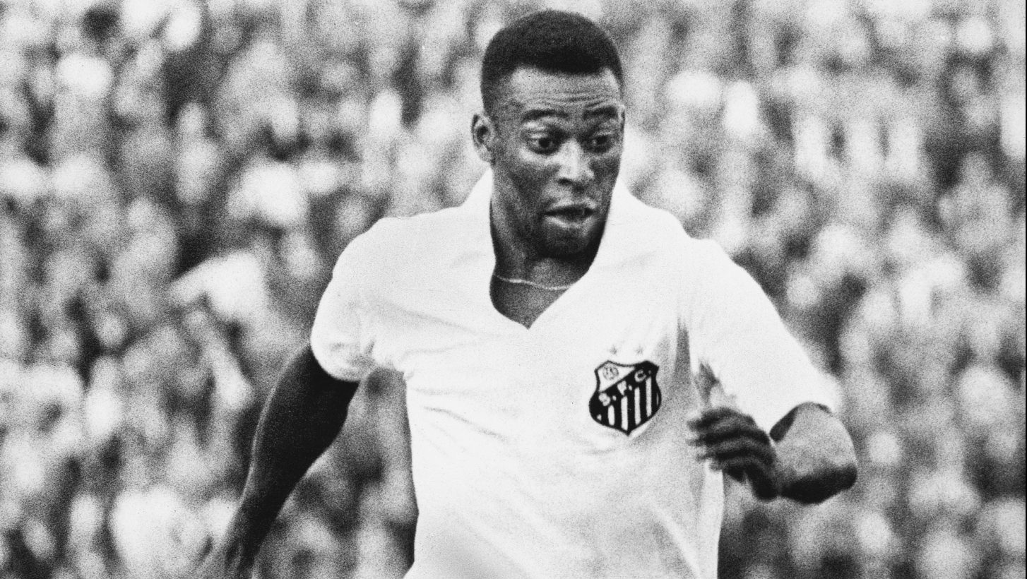 Pelé in action for Santos, for whom he scored 618 goals in 636 appearances. Photo: Ferdi Hartung/
ullstein bild