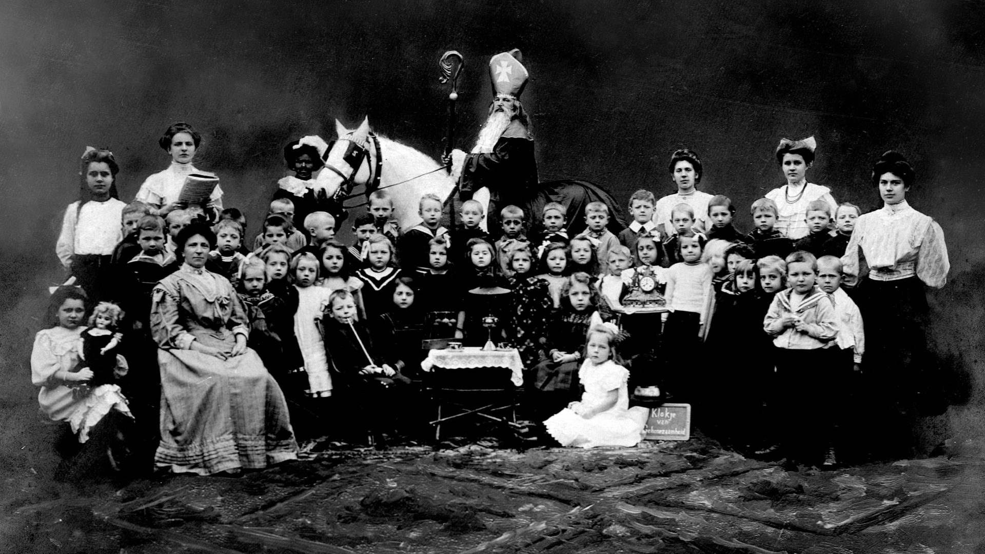 Sinterklaas and Zwarte Piet visiting  an elementary school in Alkmaar, Netherlands, around 1908. Photo: Pierre Crom/Getty