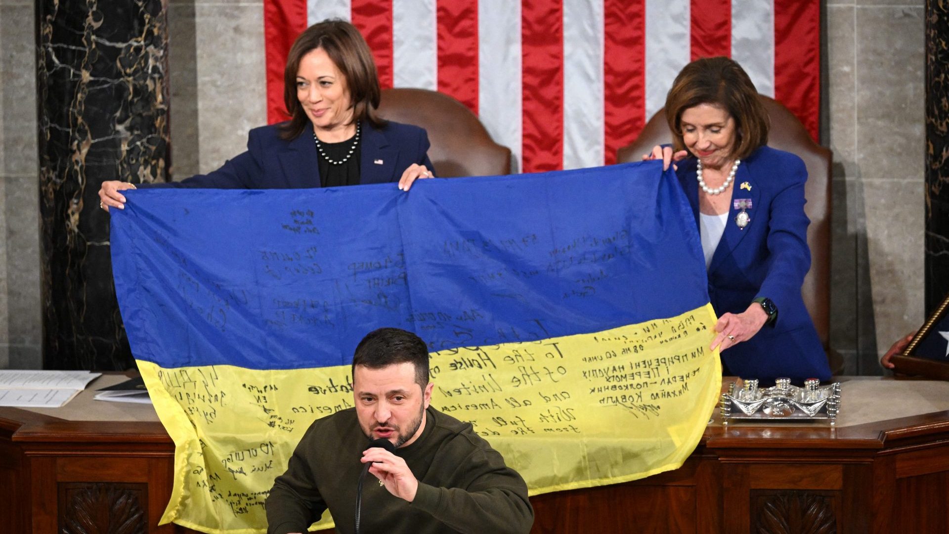 Vice President Kamala Harris and Speaker Nancy Pelosi accept a Ukrainian flag from President Zelensky in Washington. Photo: Mandel Ngan/AFP