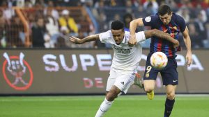 Real Madrid’s Éder Militão tussles with Barcelona’s Robert Lewandowski during 
the Spanish Super Cup final in Riyadh last Sunday. Photo: Giuseppe Cacace/ 
AFP/Getty