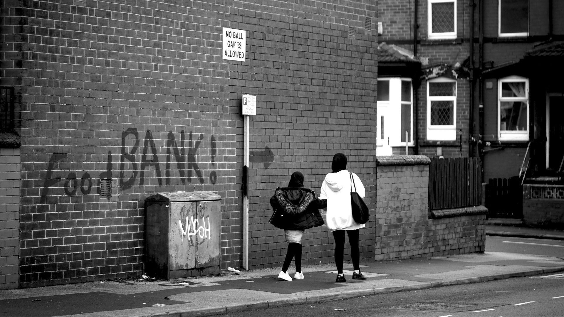 A hand-painted sign directs people to a food bank in Leeds, October 2022. Huge 
rises in the cost of food have forced many people to use 
food banks for the first time. Photo: Christopher Furlong/
Getty