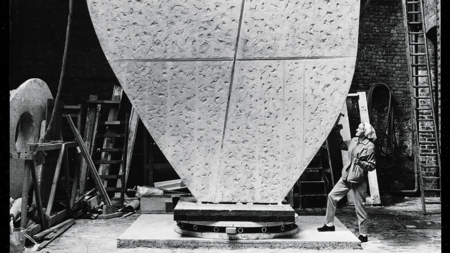 Barbara Hepworth 
with the plaster prototype for the United Nations’ 
Single Form, May 1963. Photo: Bowness/Morgan-Wells