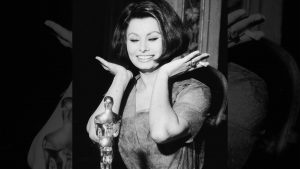 Sophia Loren wins the Best Actress Oscar for La ciociara in 1962. Photo: Hulton Archive/Getty