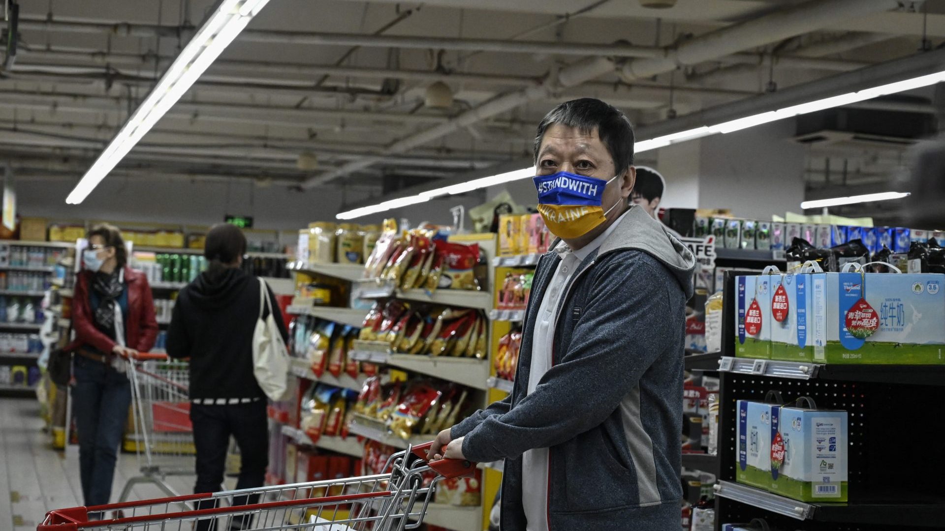A man wears a mask that reads ‘Stand With Ukraine’ at a supermarket in Beijing. Photo: Jade Gao/AFP/Gett