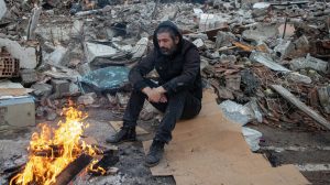 A man waits for news of his loved ones, believed to be trapped under collapsed building on February 8 2023 in Hatay, Turkey. Photo: Burak Kara/Getty