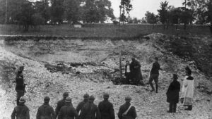 Unconfirmed picture of the shooting, the authenticity of which was later questioned because the defence attorney was not wearing a top hat and the clergy were not wearing surplices. Photo: ullstein bild/Getty