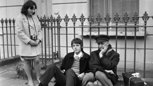 A passerby in London comes across Paul McCartney with Ivor Cutler, waiting for the Beatles’ delayed tour bus, 1967. Photo: Jim Gray/Keystone Features/Getty