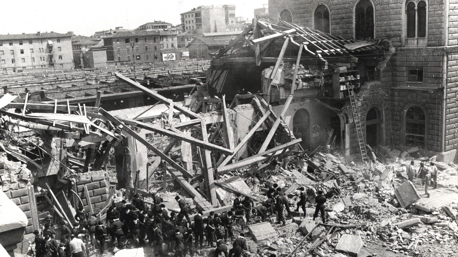 The first rescuers after the bombing at Bologna central station. Bologna, 2nd August 1980. Photo: Mondadori Portfolio\Mondadori via Getty Images)