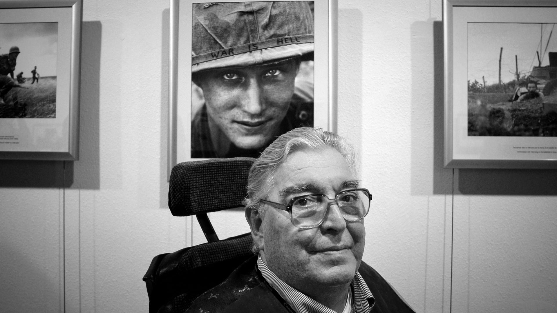 War photojournalist 
and two-time Pulitzer 
prize-winner Horst 
Faas poses in front 
of his images at the 
International Festival 
of Photojournalism in 
Perpignan, France, 2008. Photo: Jeff Pachoud/
AFP/Getty