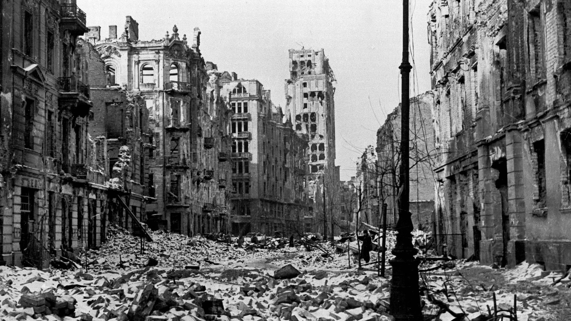 The ruins of 
Świętokrzyska 
Street in Warsaw  after the 1944 
uprising. Photo: Roger Viollet/Getty
