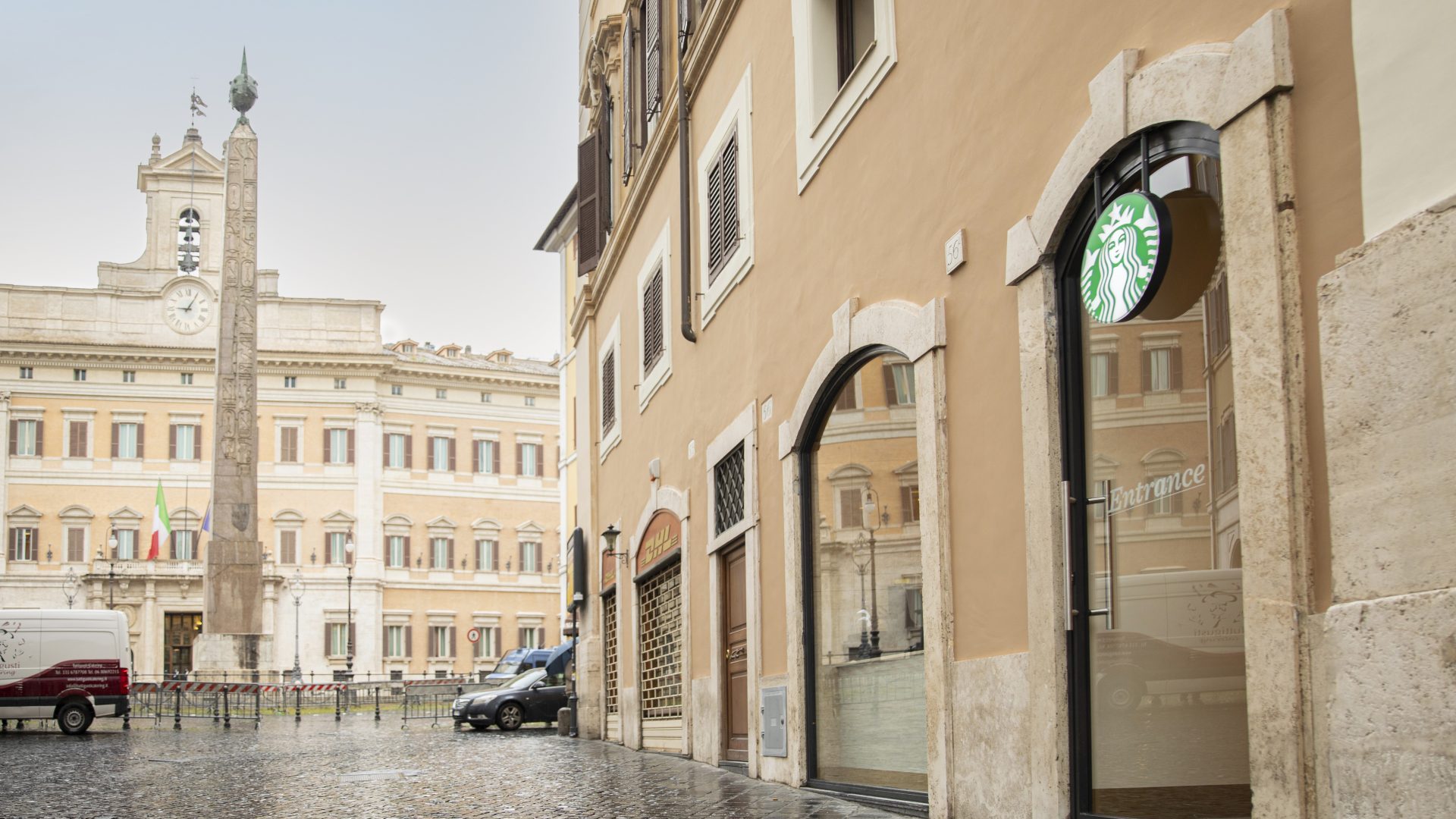 The first Starbucks branch in Rome, overlooking the Piazza Montecitorio.. Photo: Starbucks