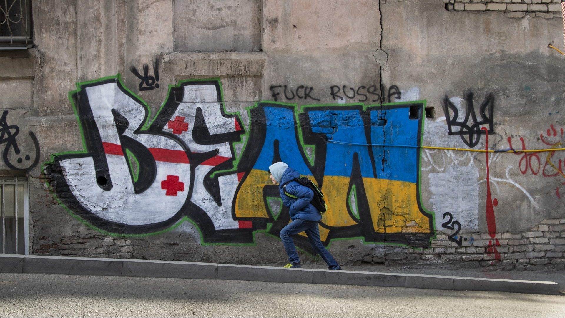 Anti-Russian graffit on the streets of Tbilisi. Photo: Daro Sulakauri/Getty
