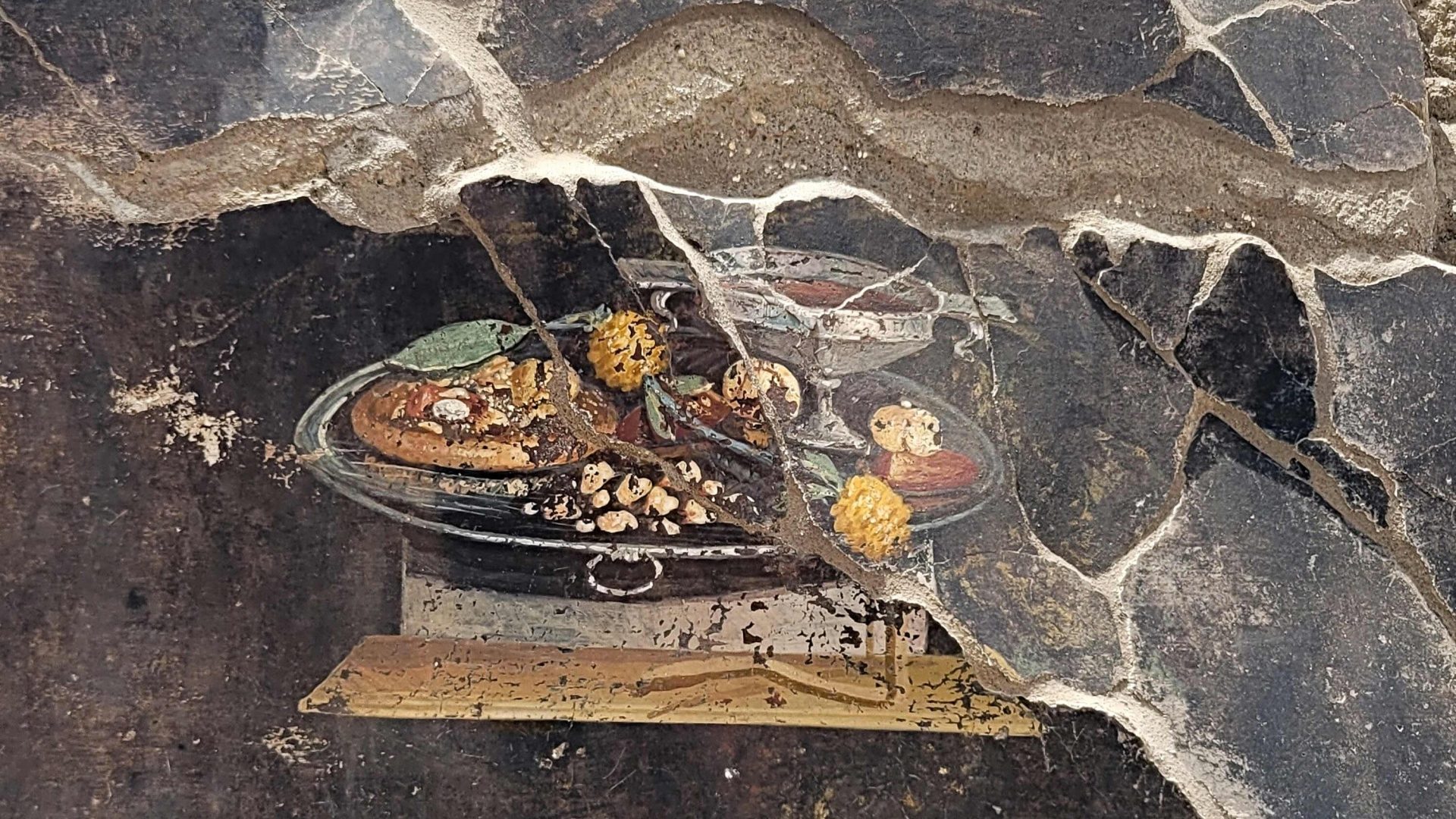 The ancient ‘pizza’ that appears on the fresco is probably a terracotta dish. Photo: Parco Archeologico di Pompe