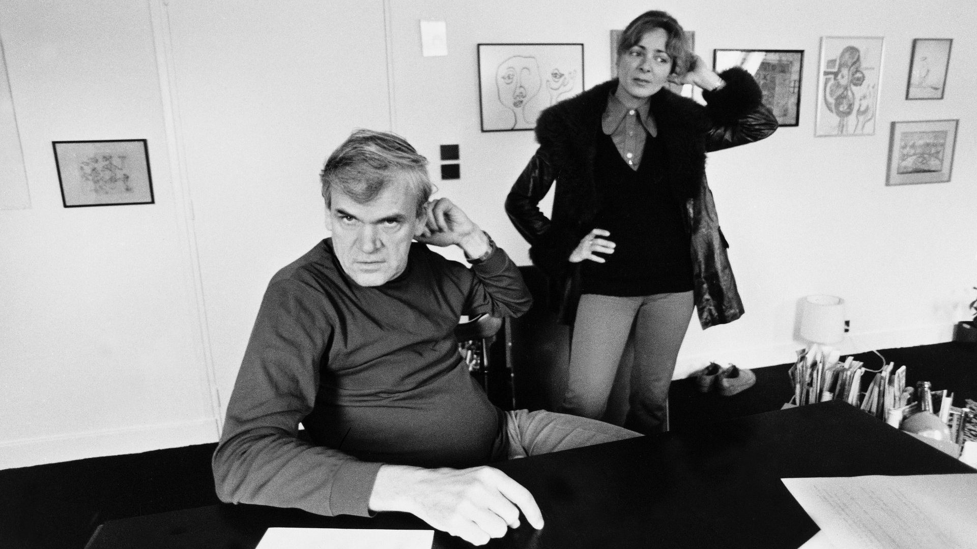 Czech-French
novelist Milan
Kundera and his
wife Věra at home
in Paris, 1990. Photo: Gyula Zarand/Gamma-
Rapho/Getty