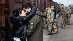 Kramatorsk train 
station has become 
a regular meeting 
place for Ukrainian 
soldiers and their 
loved ones. Photo: Mykhaylo 
Palinchak/
SOPA Images/
LightRocket/Getty