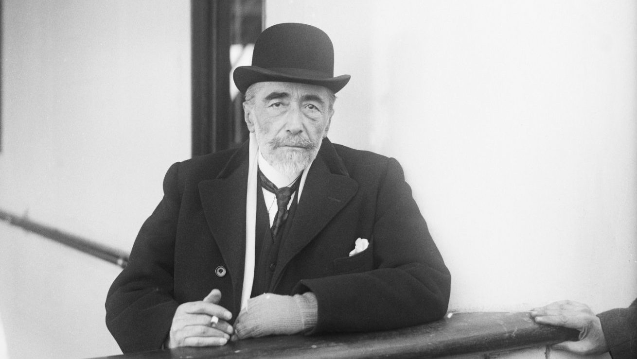 Joseph Conrad 
arriving in New 
York on the SS 
Tuscania, May 1923. Photo: Bettmann/
Getty