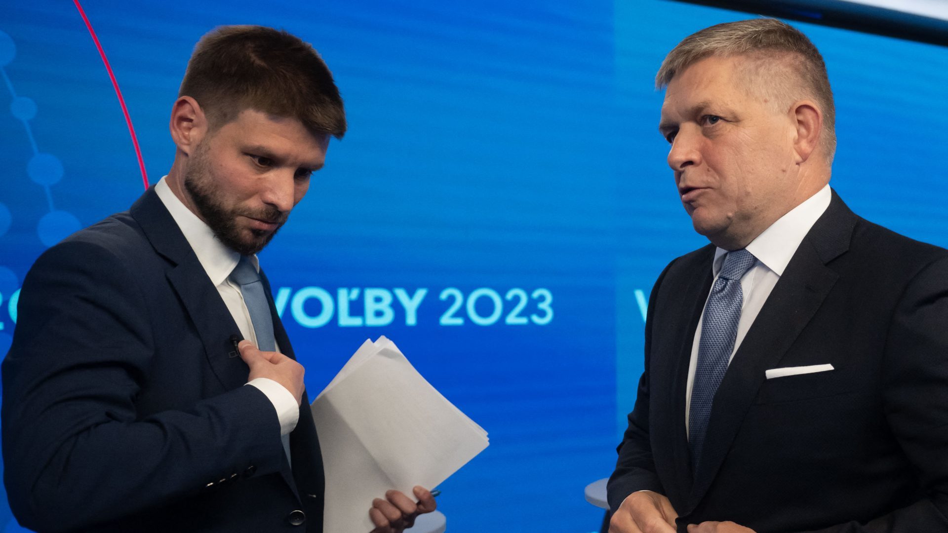 Leader of Direction - Social Democracy (Smer - SD) party Robert Fico (R) and Leader of Progressive Slovakia (Progresivne Slovensko) party Michal Simecka chat after an electoral TV debate on September 26, 2023 in Bratislava. Photo: VLADIMIR SIMICEK/AFP via Getty Images