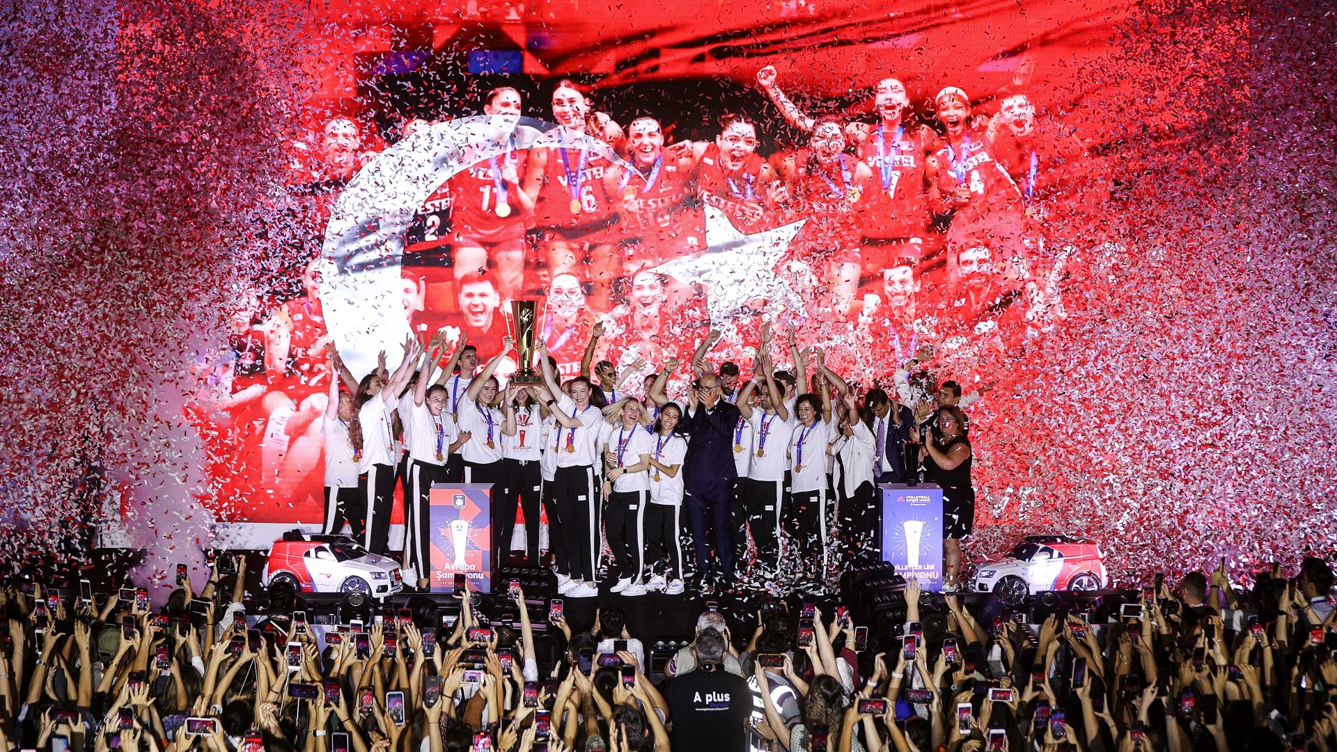 Turkiye women's national volleyball team players lift the European championship trophy following the victory of Turkiye against Serbia. Photo: Arife Karakum/Anadolu Agency via Getty Images