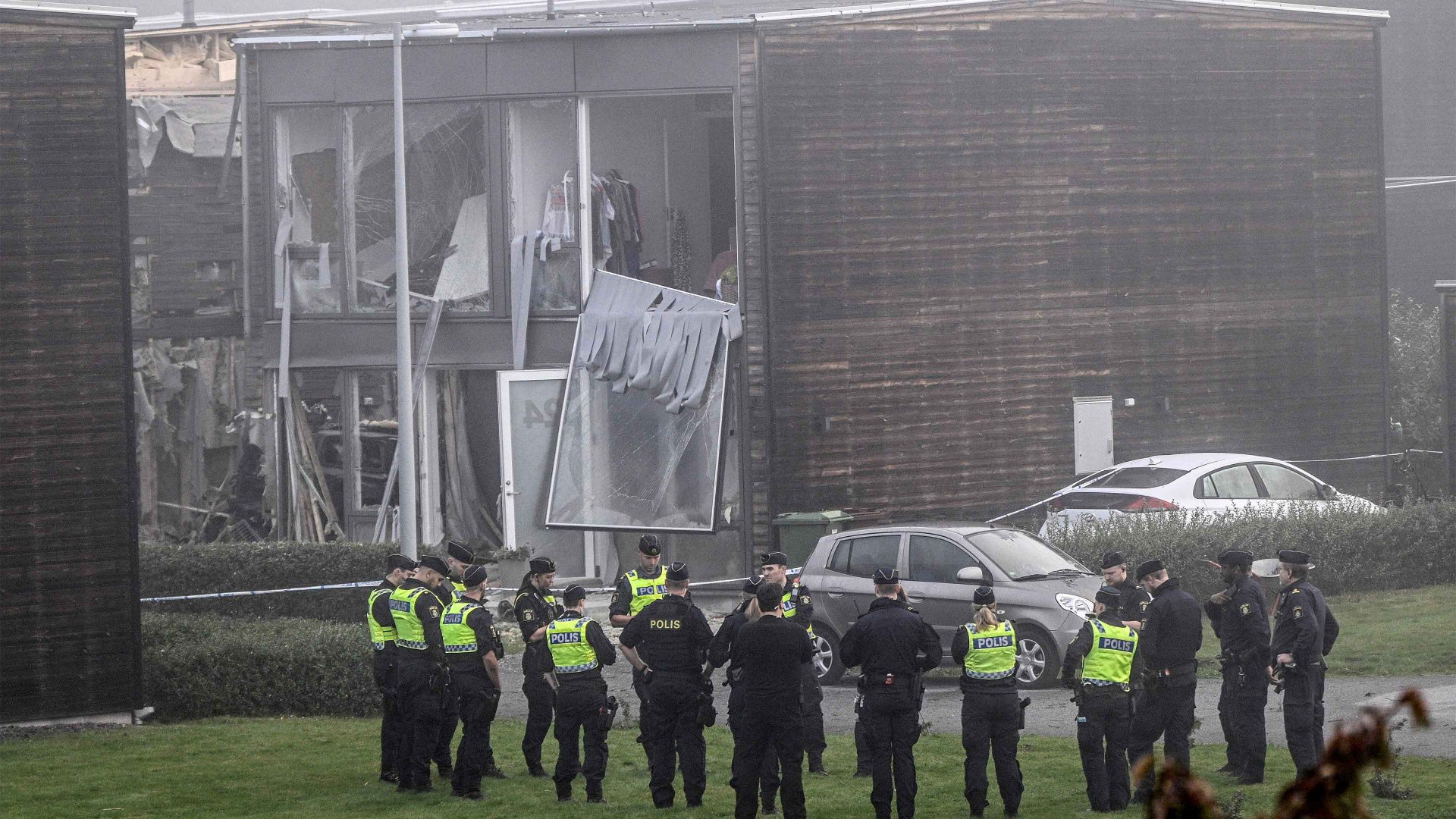 Policemen stand in front of a damaged building after a powerful explosion occurred in the early morning of September 28, 2023 in a housing area in Storvreta outside Uppsala, Sweden. A 25-year-old woman died in the blast. Photo: Anders WIKLUND / TT NEWS AGENCY / AFP