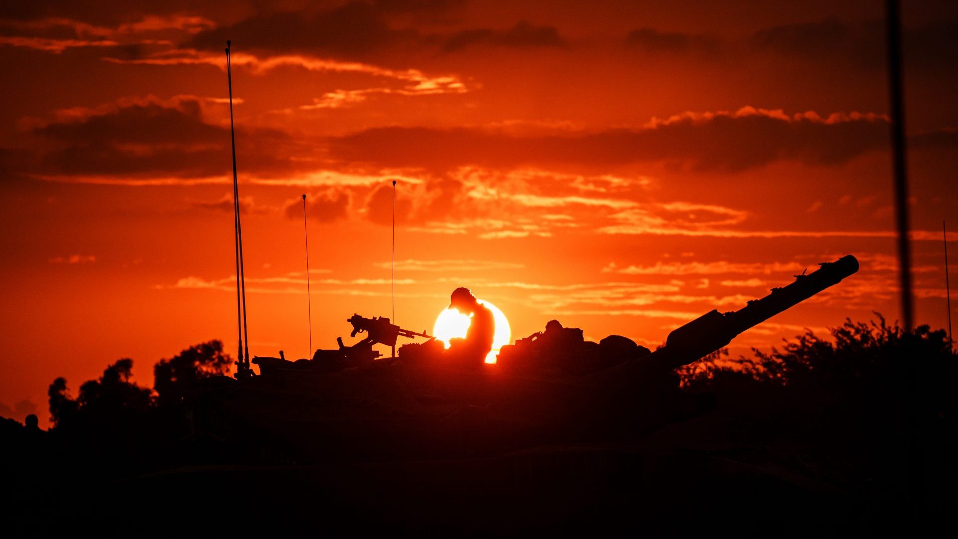 Israeli Merkava battle tank units regroup near the border of Gaza, in the southern part of Israel. Photo: MARCUS YAM / LOS ANGELES TIMES