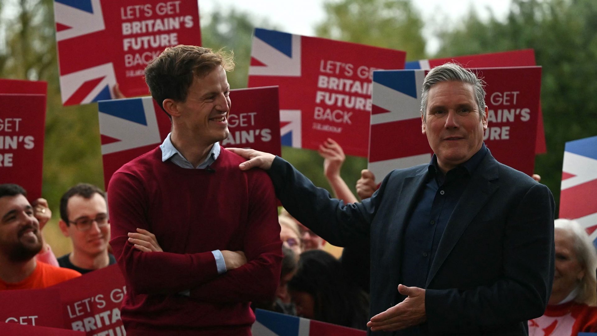 Britain's main opposition Labour Party leader Keir Starmer (R) speaks next to newly elected Labour MP Alistair Strathern as they celebrate in Bedford after winning the Mid-Bedfordshire parliamentary by-election. Photo: JUSTIN TALLIS/AFP via Getty Images