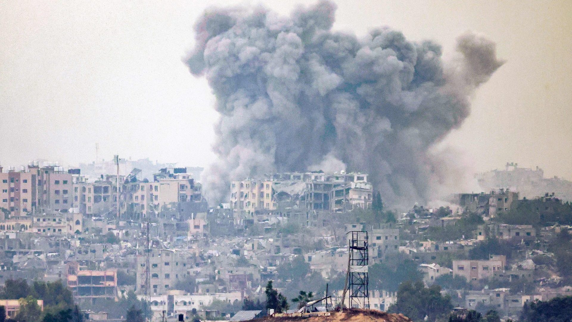 This picture taken from a position along the border with the Gaza Strip near Israel's southern city of Sderot. Photo:  Menahem KAHANA / AFP