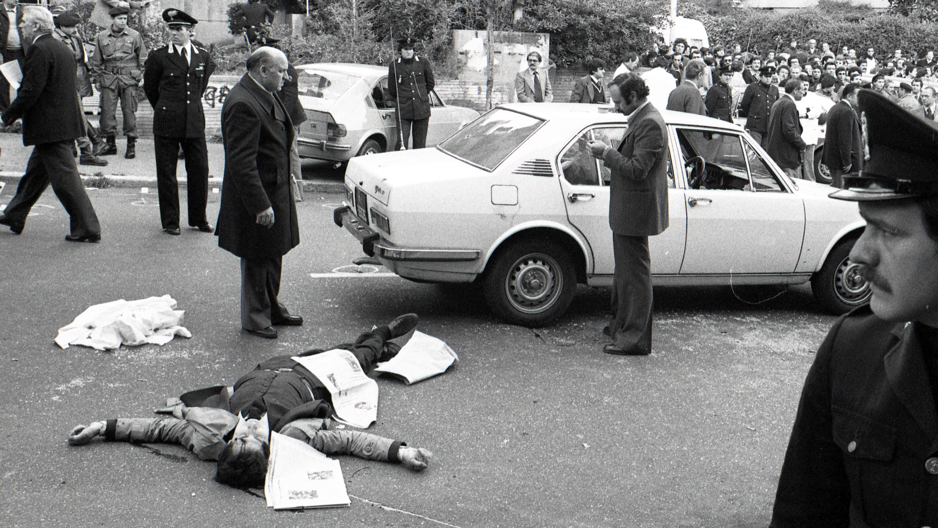 A policeman lies dead after the abduction of Aldo Moro on via Fani in Rome, March 16, 1978. Photo: Vittoriano Rastelli/Getty