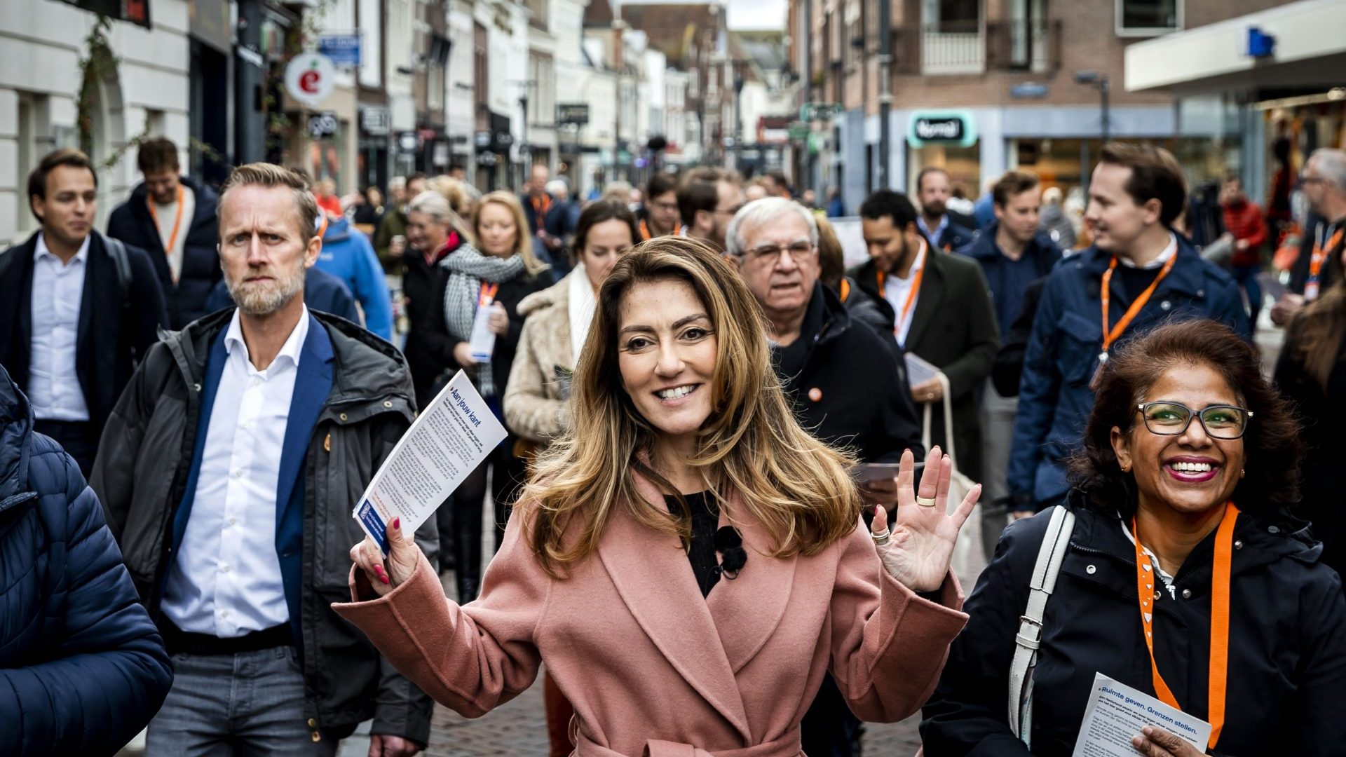 People's Party for Freedom and Democracy (VVD) Party leader Dilan Yesilgoz participates a VVD campaign for the House of Representatives elections in Amersfoort. Photo: REMKO DE WAAL/ANP/AFP via Getty Images