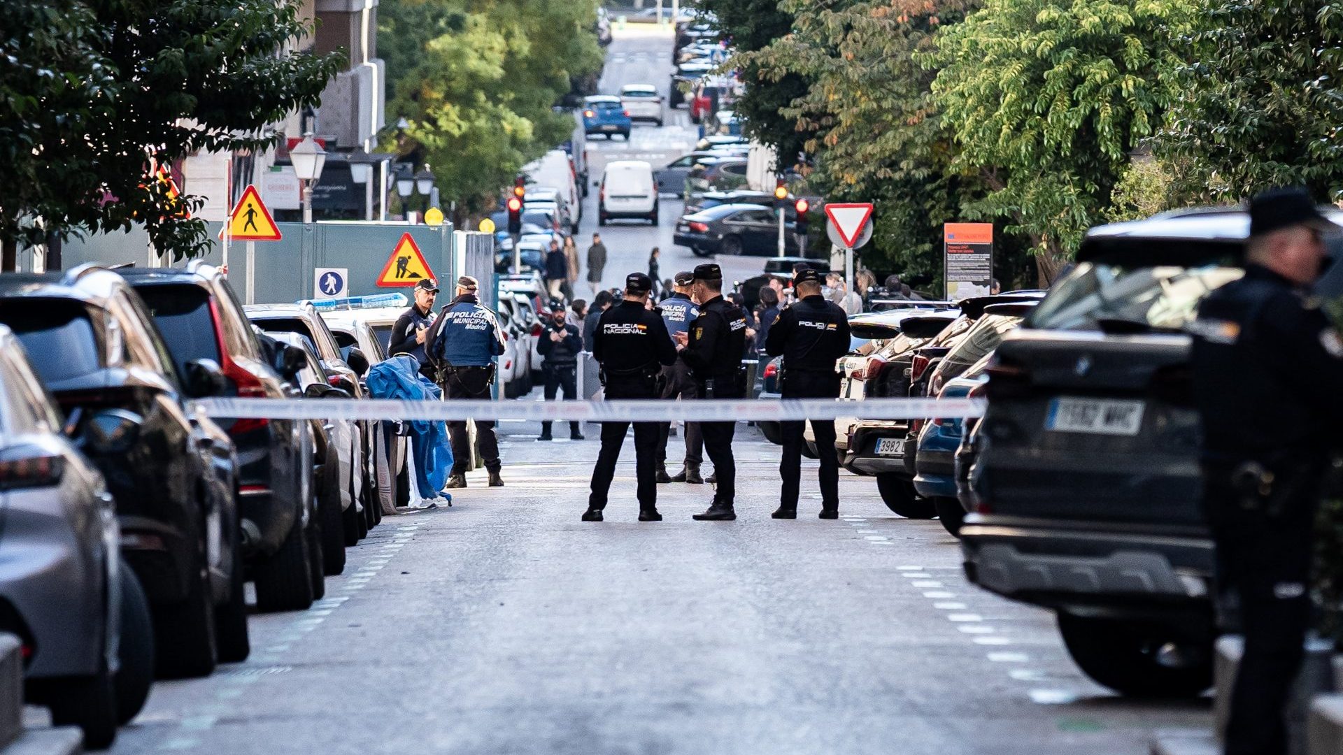 Police officers in Madrid cordon off the area where the ex-leader of the Popular Party of Catalonia and co-founder of Vox, Alejo Vidal-Quadras, was shot on November 9. Photo: Diego Radames/Europa Press/Getty