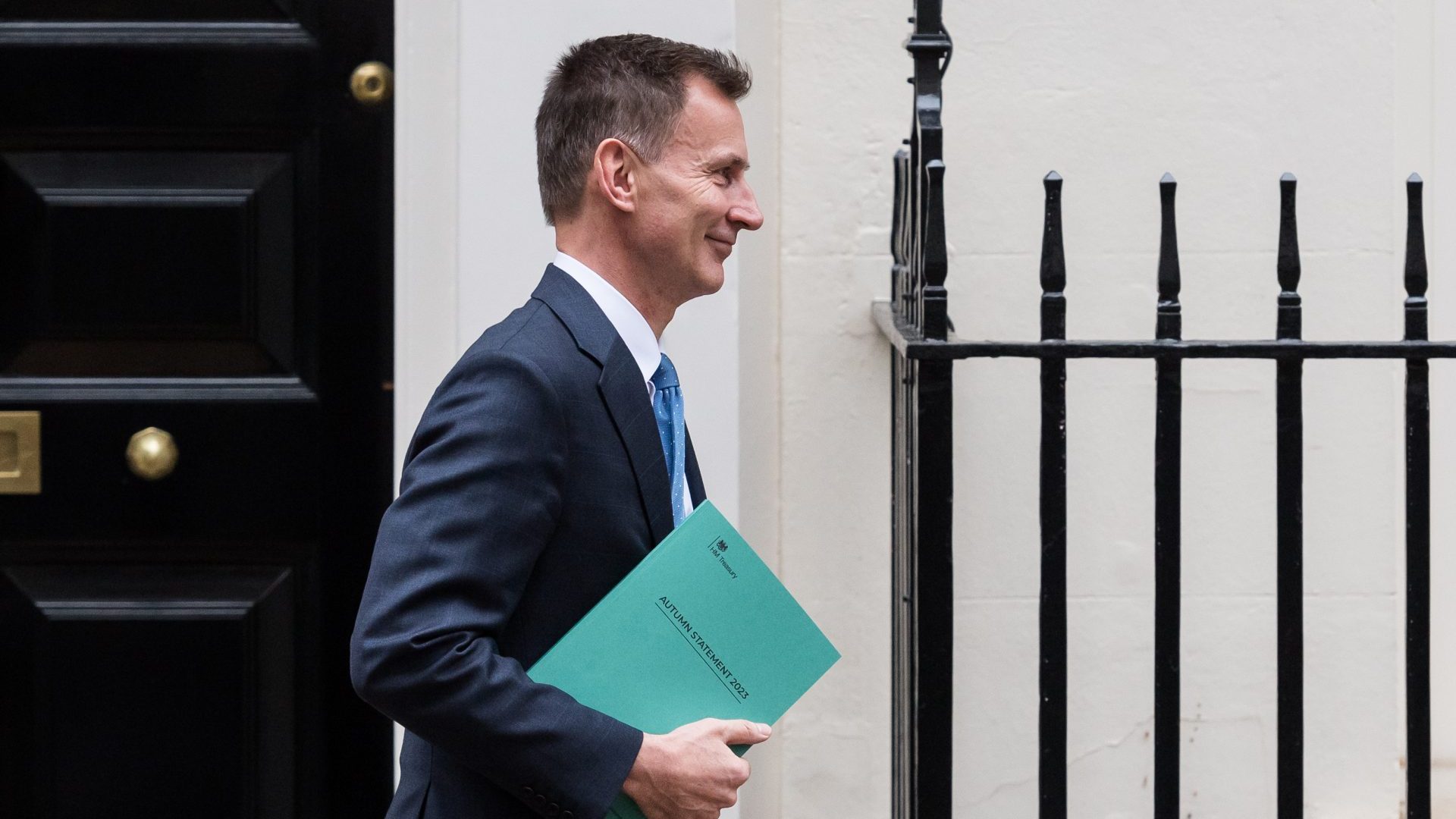 Jeremy Hunt leaves 11 Downing Street ahead of the announcement of the autumn statement (Photo by Wiktor Szymanowicz/Anadolu via Getty Images)