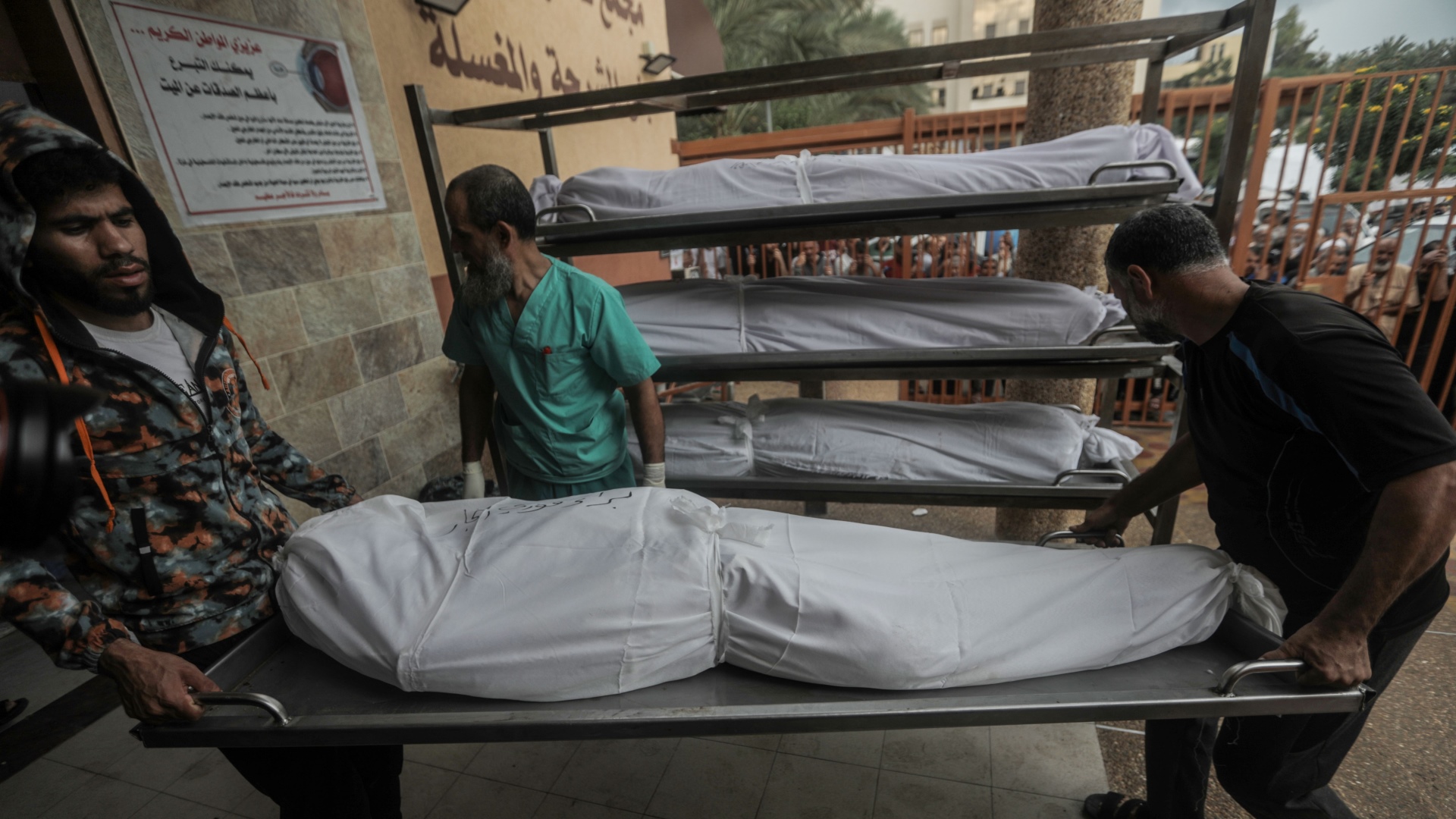 People mourn as they collect the bodies of Palestinians killed in Israeli raids on November 14 in Khan Yunis, Gaza. Photo: Ahmad Hasaballah/Getty