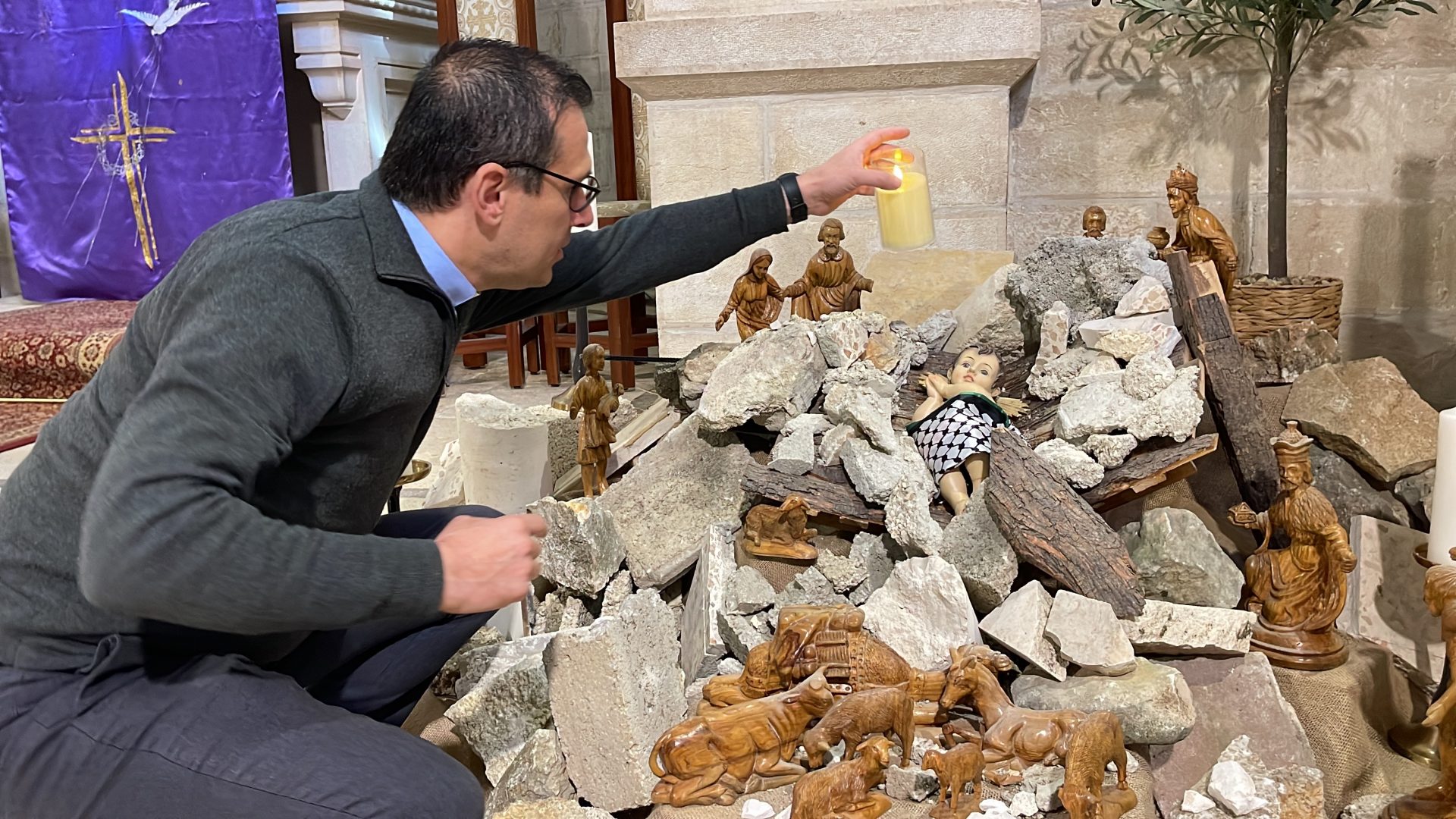 The nativity this year at the Evangelical Lutheran church is made of rubble. Photo: Hisham KK Abu Shaqra/Anadolu