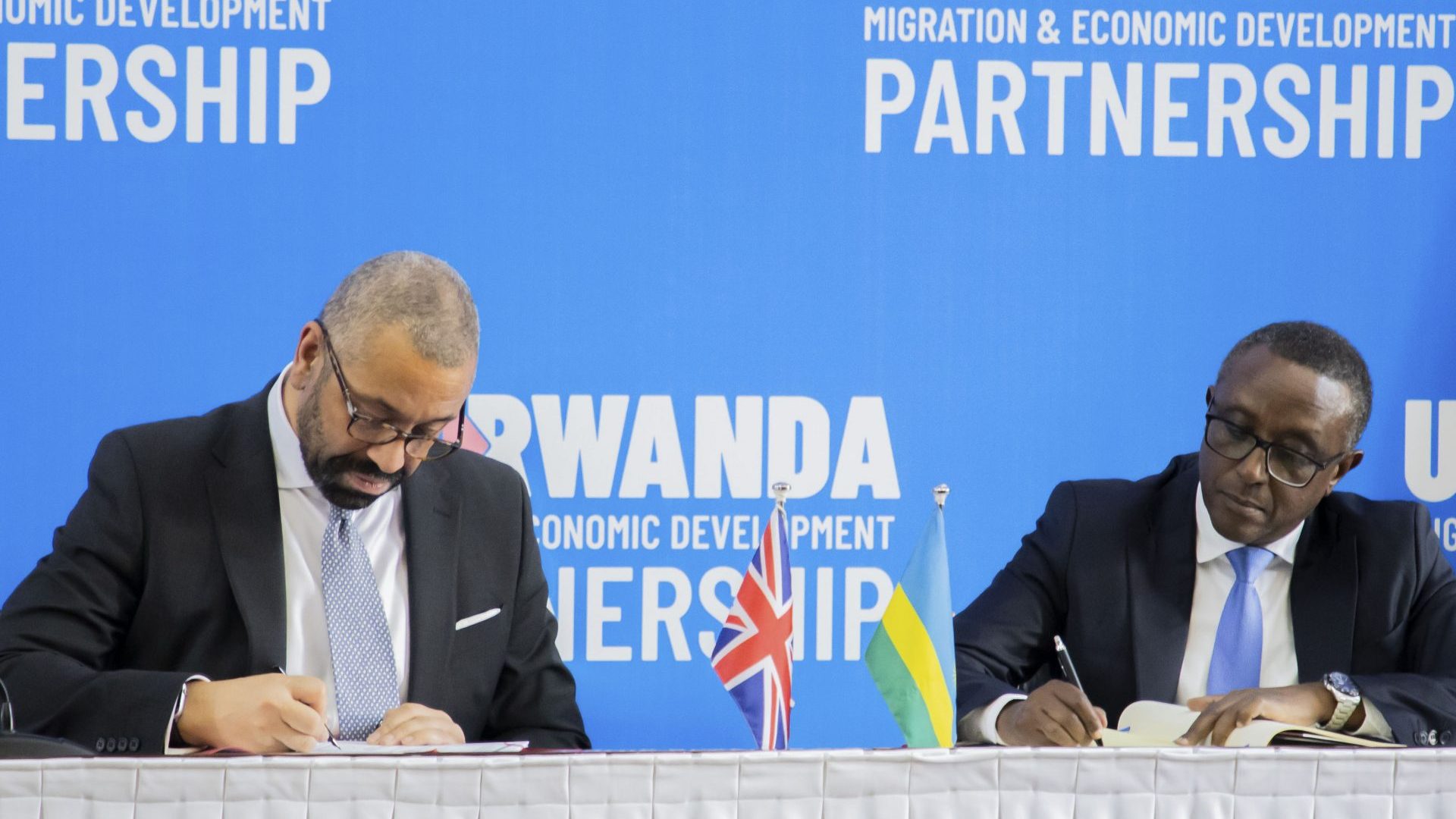 James Cleverly and Rwandan Foreign Minister Vincent Biruta sign a new deal on a reworked asylum scheme in Kigali, Rwanda (Photo by Cyrile Ndegeya/Anadolu via Getty Images)