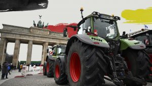 German farmers gather with their tractors in front of the Brandenburg Gate to protest against the increase in fuel prices. Photo: Halil Sagirkaya/Anadolu via Getty Images