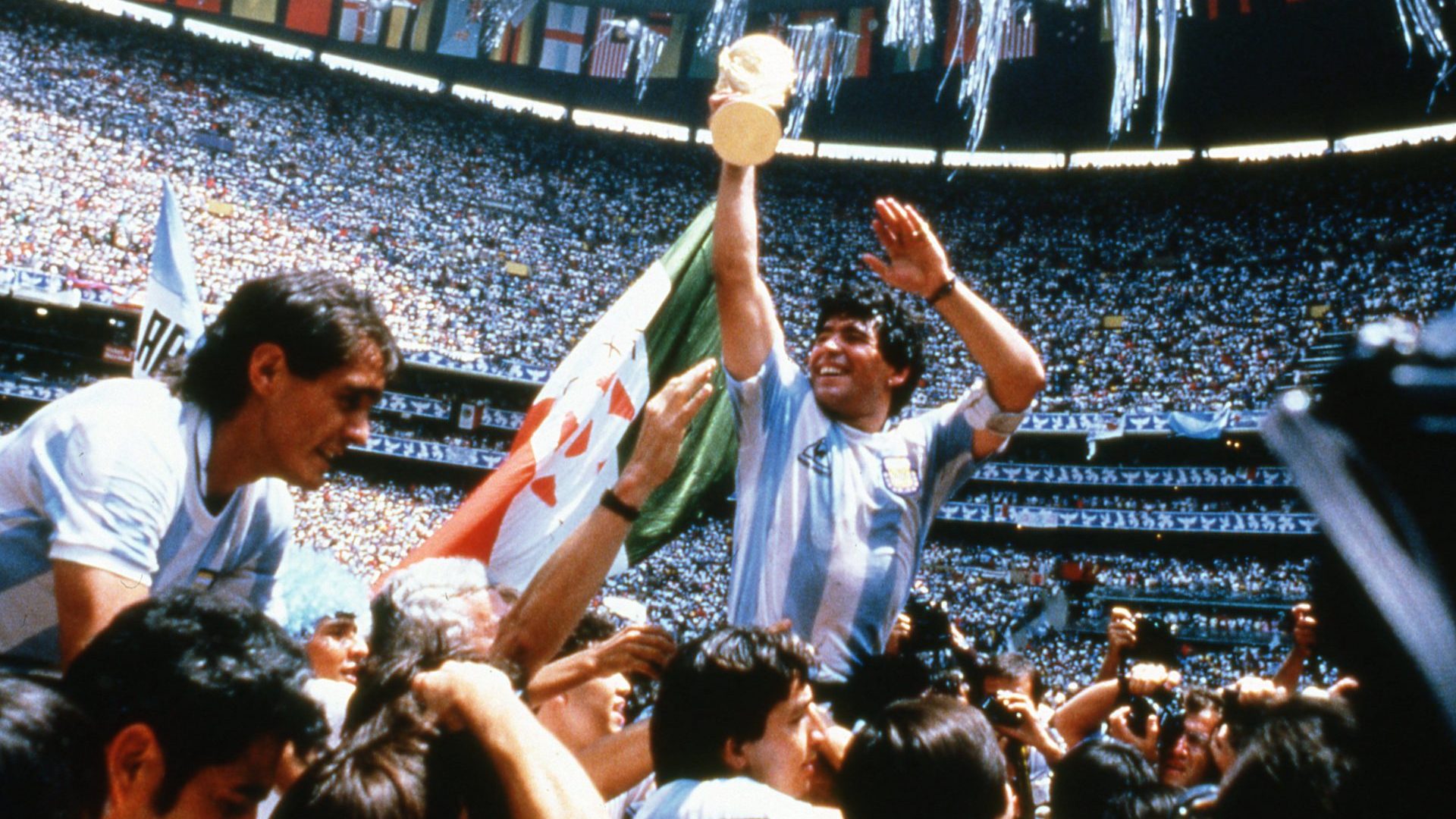 Diego Maradona holds the World Cup aloft in 1986. Image: Abaca Press_Alamy Banque D'Images