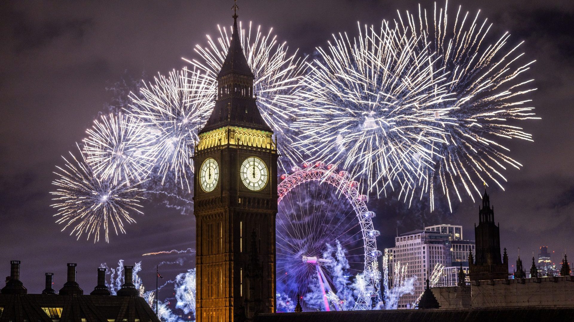 Fireworks light up the sky over Big Ben in London on January 1, 2023. Photo: Dan Kitwood/Getty