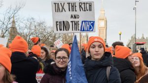 Junior doctors join a picket line outside St Thomas' Hospital in London on January 3. Photo: Wiktor Szymanowicz/Future Publishing/Getty