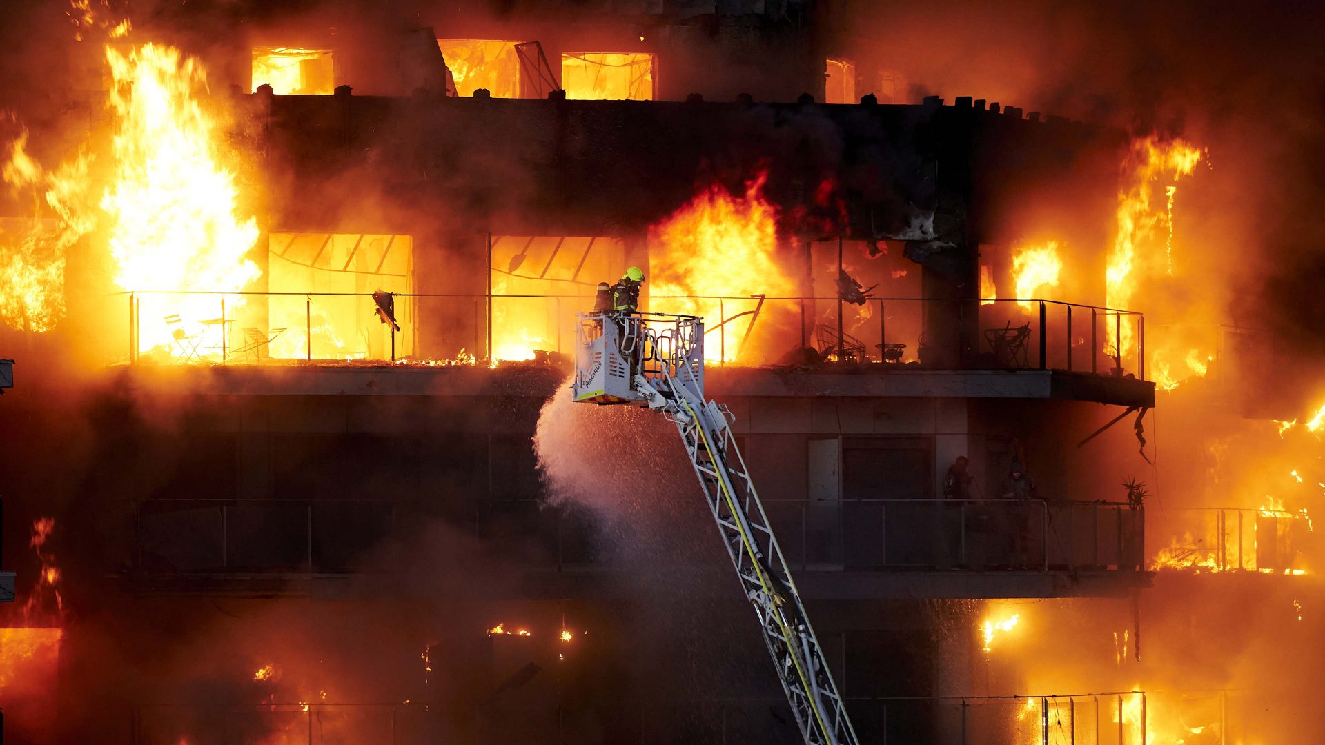 A firefighter works at the scene during the building fire on February 22, 2024 in Valencia. Photo: Manuel Queimadelos Alonso/Getty Images