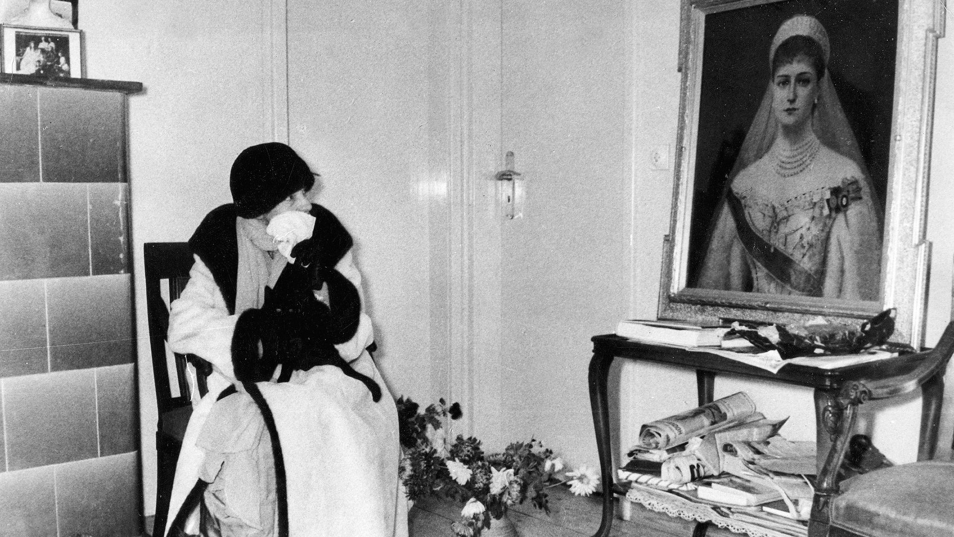 Romanov impostor Anna Anderson (born Franziska Schanzkowska) in front of a portrait of the Grand Duchess Anastasia, whom she claimed to be for more than 60 years, until her death in 1984. Photo: ullstein bild/Getty