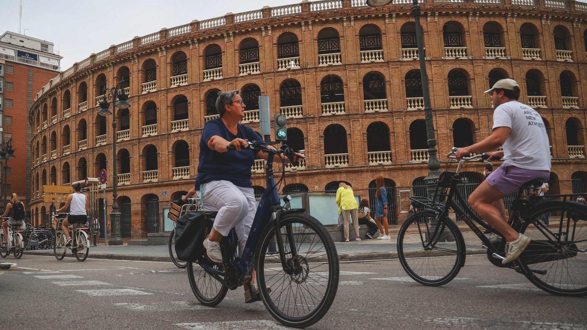 Prior to the election of the Spanish right in last year’s local elections, there were plans for the construction of nine bicycle lanes in Valencia. Photo: Rober Solsona/Europa Press/Getty