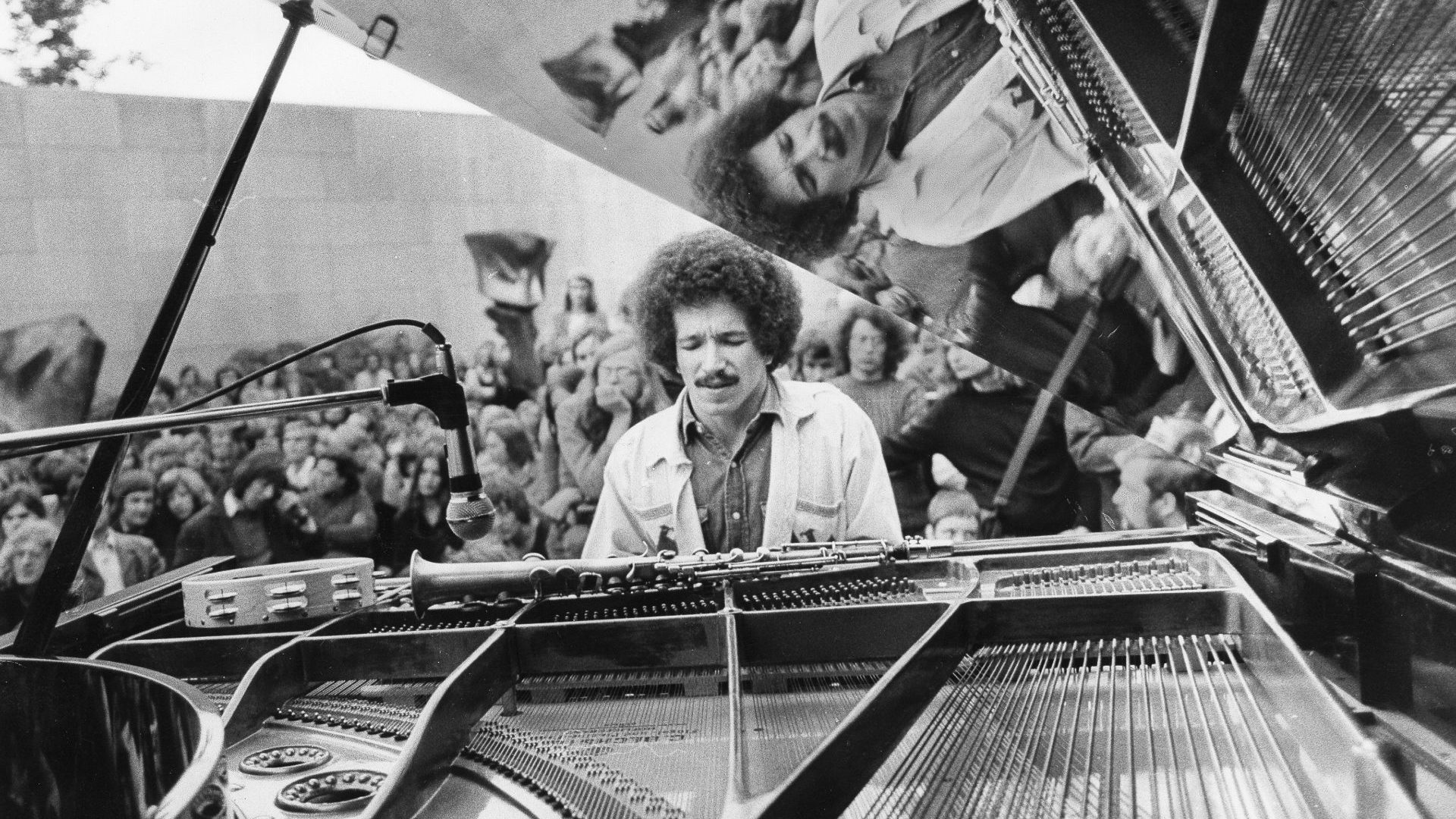 Jazz pianist and 
composer Keith 
Jarrett performs 
at the ‘Jazz in the 
Garden’ event 
in Berlin, 1972. Photo: Binder/
ullstein bild/Getty