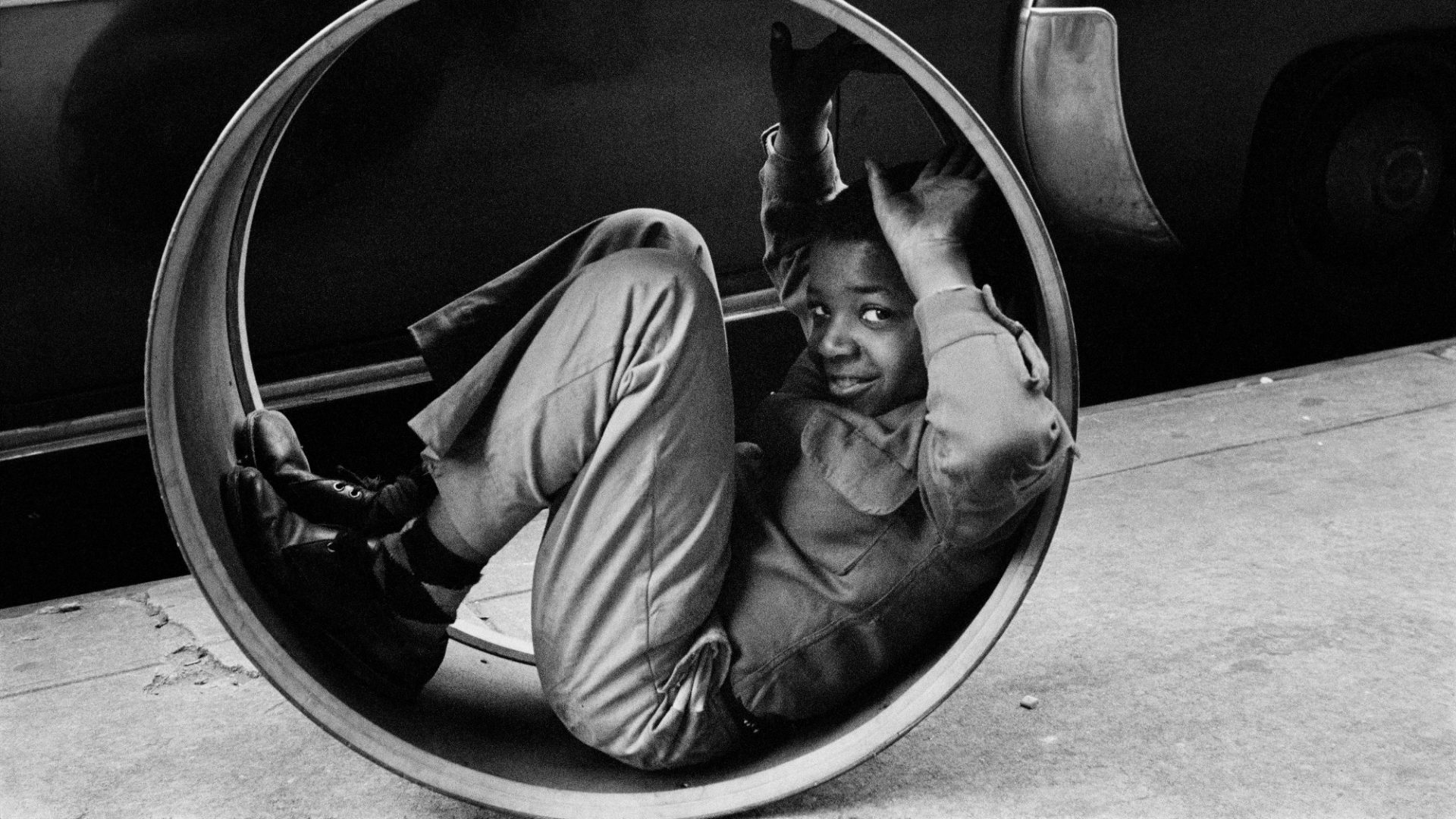 New York, 1955: a joyful young boy Weiss spotted rolling himself down Broadway inside a hollow old drum
Photo: Sabine Weiss/Photo Elysée, Lausanne