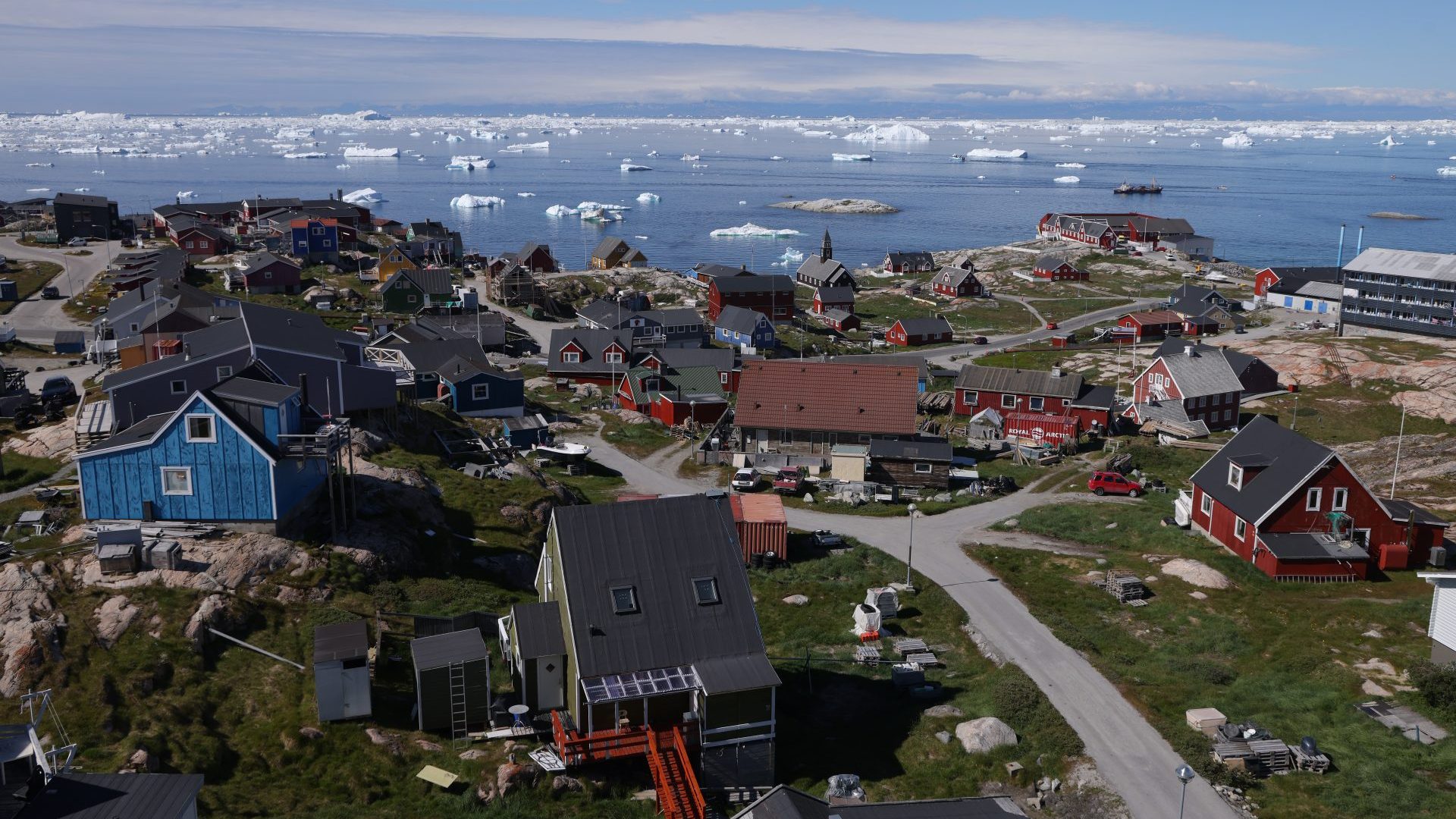 Icebergs drift by in Disko Bay, Ilulissat, Greenland. Photo: Sean Gallup/Getty Images
