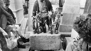 Tourists at the grave of the Doors frontman Jim Morrison in Père-Lachaise Cemetery, Paris, July 1990. Photo: Barbara Alper/Getty